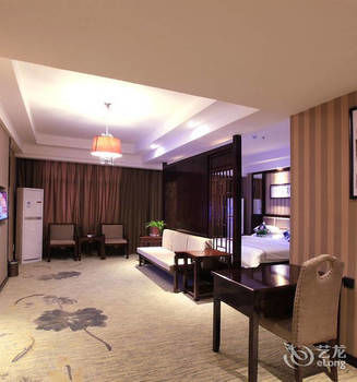 Zhangjiajie Fulante Tianmenjun Boutique Hotel (Hourong Food Street 72 Wonder Tower) 2*