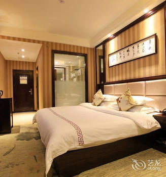 Zhangjiajie Fulante Tianmenjun Boutique Hotel (Hourong Food Street 72 Wonder Tower) 2*