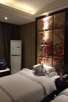 Zhangjiajie Fulante Tianmenjun Boutique Hotel (Hourong Food Street 72 Wonder Tower) 2*