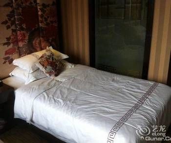 Zhangjiajie Fulante Tianmenjun Boutique Hotel (Hourong Food Street 72 Wonder Tower) 2*