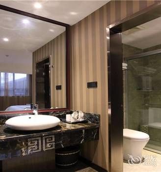 Zhangjiajie Fulante Tianmenjun Boutique Hotel (Hourong Food Street 72 Wonder Tower) 2*