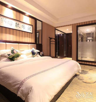 Zhangjiajie Fulante Tianmenjun Boutique Hotel (Hourong Food Street 72 Wonder Tower) 2*