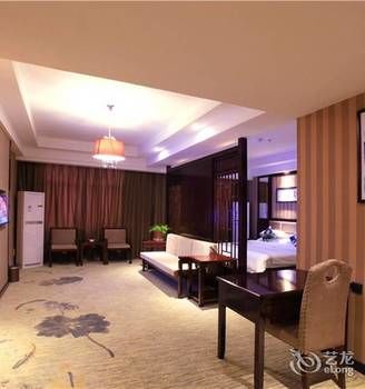 Zhangjiajie Fulante Tianmenjun Boutique Hotel (Hourong Food Street 72 Wonder Tower) 2*