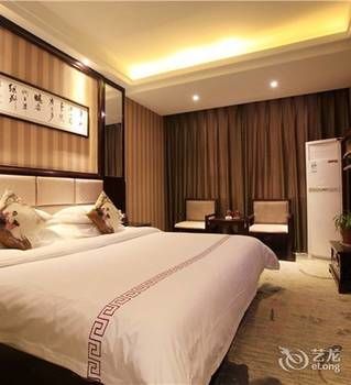 Zhangjiajie Fulante Tianmenjun Boutique Hotel (Hourong Food Street 72 Wonder Tower) 2*