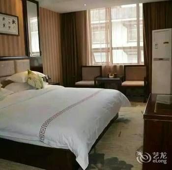 Zhangjiajie Fulante Tianmenjun Boutique Hotel (Hourong Food Street 72 Wonder Tower) 2*
