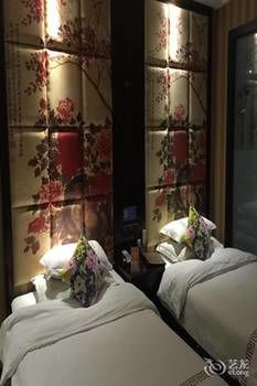 Zhangjiajie Fulante Tianmenjun Boutique Hotel (Hourong Food Street 72 Wonder Tower) 2*