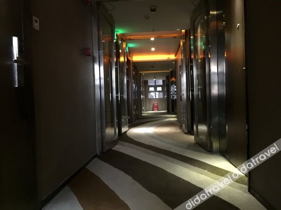 Alice Boutique Hotel (Shenzhen Baoan Honglang North Metro Station) 2*