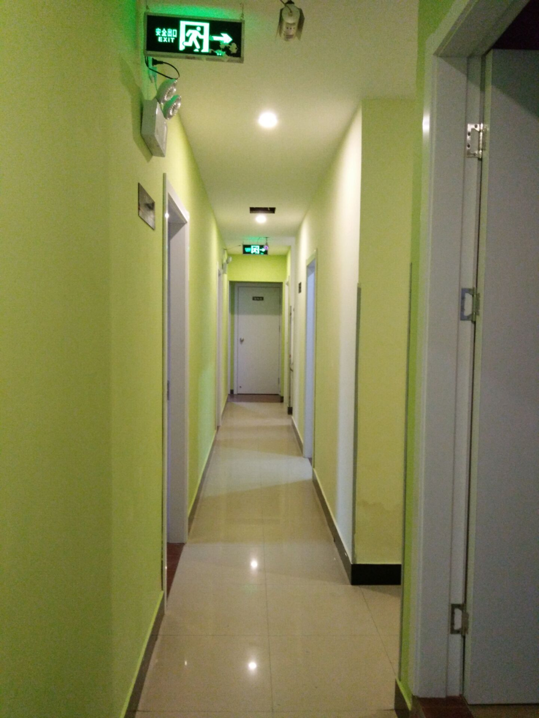100 Inn (Shanghai Jiangpu Road Metro Station) 2*