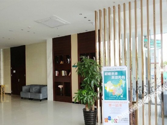 City Comfort Inn Hotel (Shenzhen Pinghu Railway Station China South City) 2*