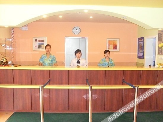 Homeinn Hotel (Shenyang Railway Station West Square Yunfeng North Street Subway Station) 2*