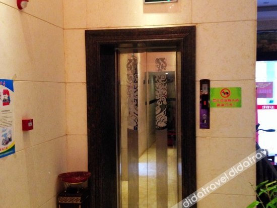 Haoshidai Hotel (Nanning Jiangnan Passenger Station Jinxiang Avenue Subway Station) 2*