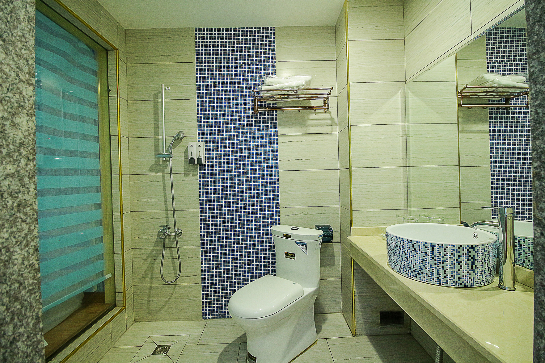 V8 Wisdom Hotel (Haikou CRV East Railway Station) 2*
