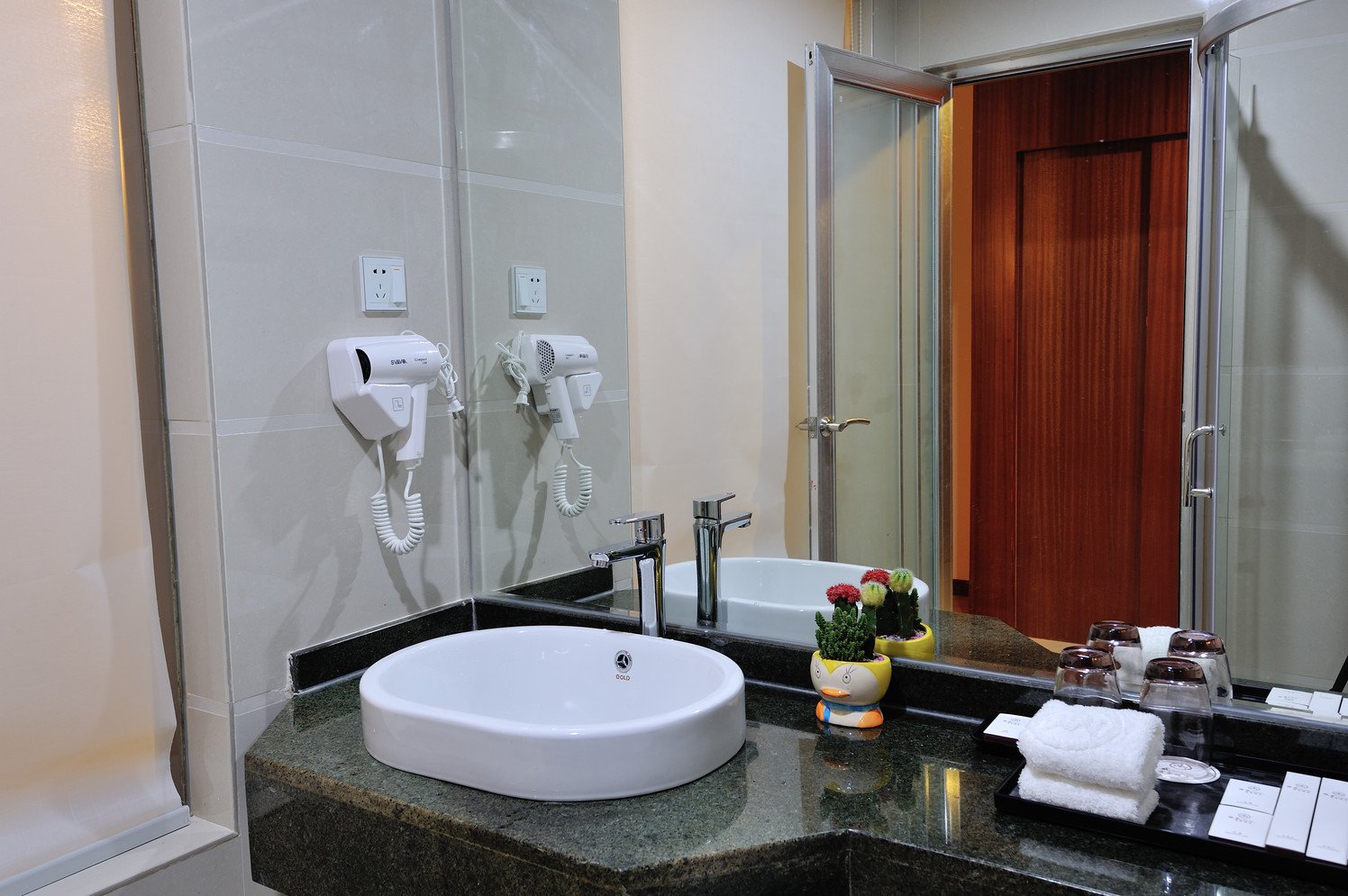 Haichen Hotel 3*