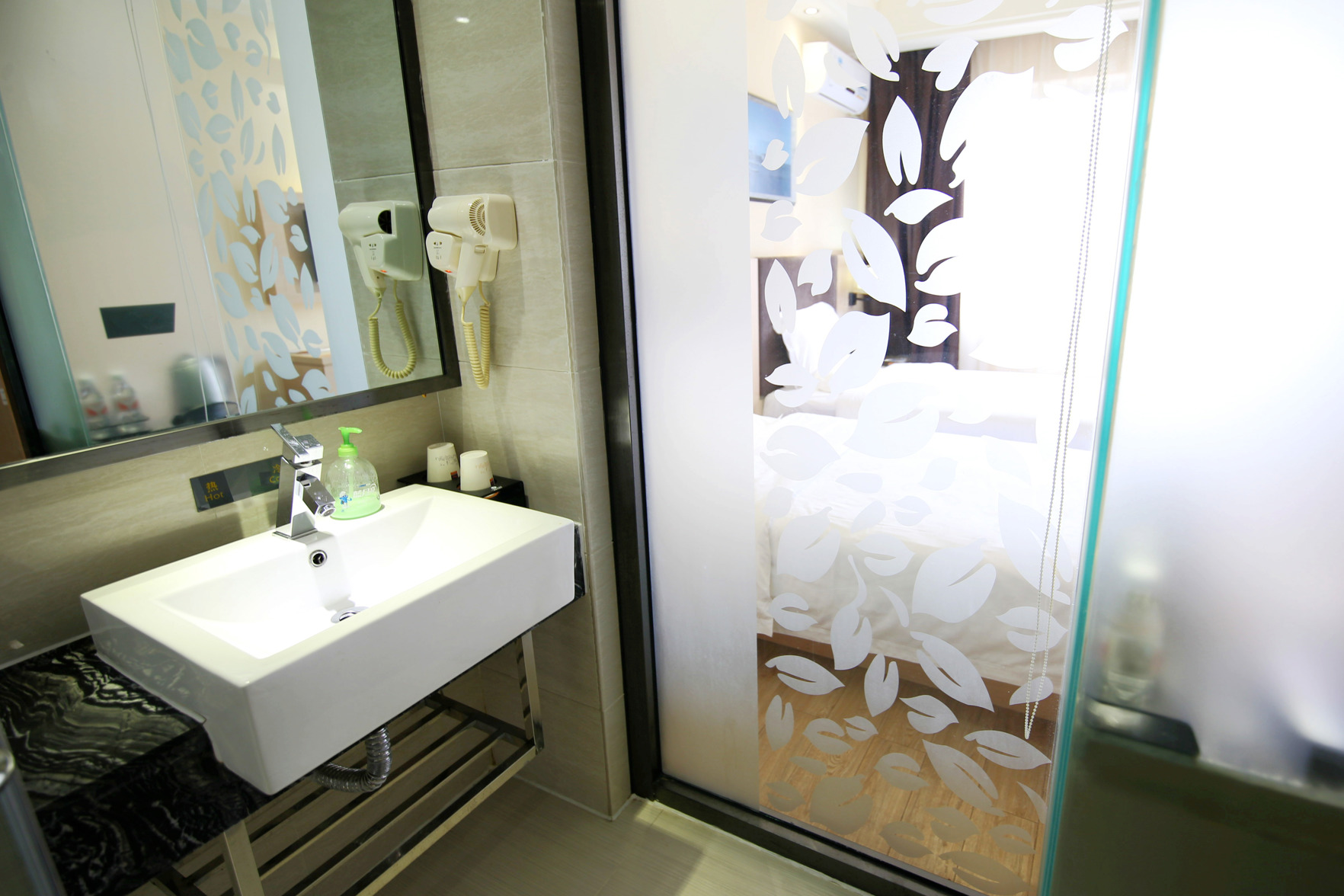 Yeste Hotel (Nanning Hengyang East Road  Mingxiu subway station ) 3*