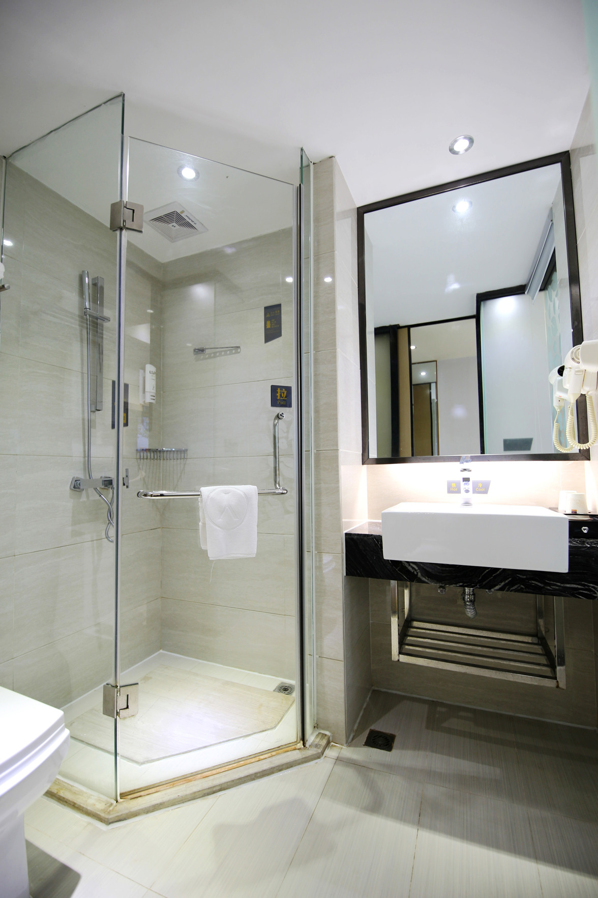 Yeste Hotel (Nanning Hengyang East Road  Mingxiu subway station ) 3*