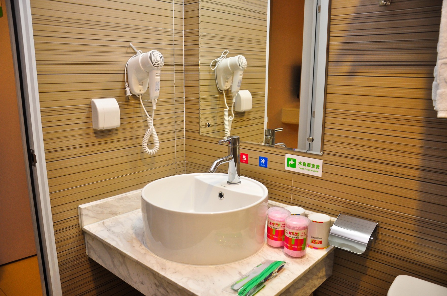 Borrman Hotel (Guangzhou East Railway Station Meihuayuan Subway Station) 2*
