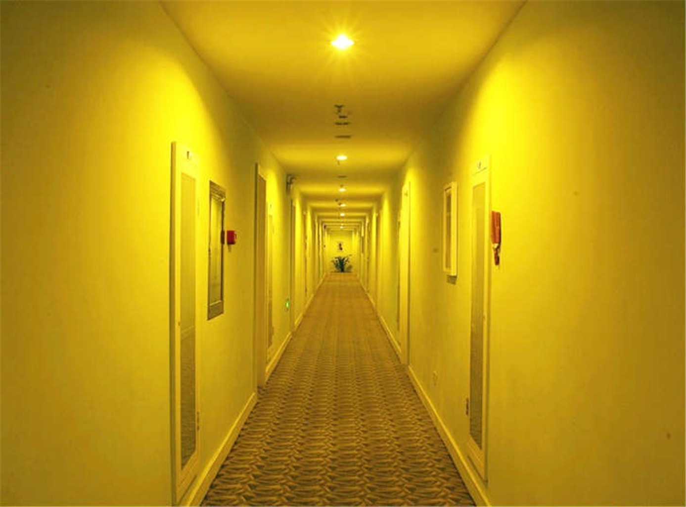 Borrman Hotel (Guangzhou East Railway Station Meihuayuan Subway Station) 2*