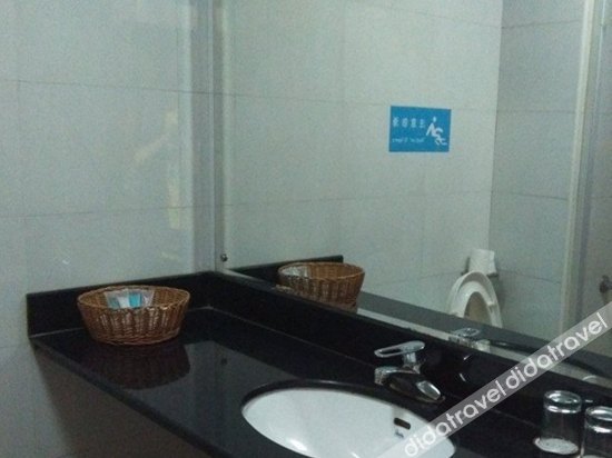 211 E-sports Hotel (Jinshan City Beach) 2*