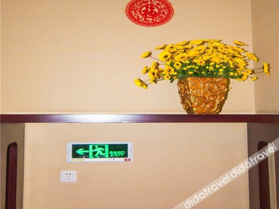 Guohua Holiday Hotel(Dalian Donggang Business District Venice Watertown) 2*