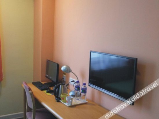 Home Inn Huayi Hotel (Jiuquan Municipal Government Museum Branch) 2*