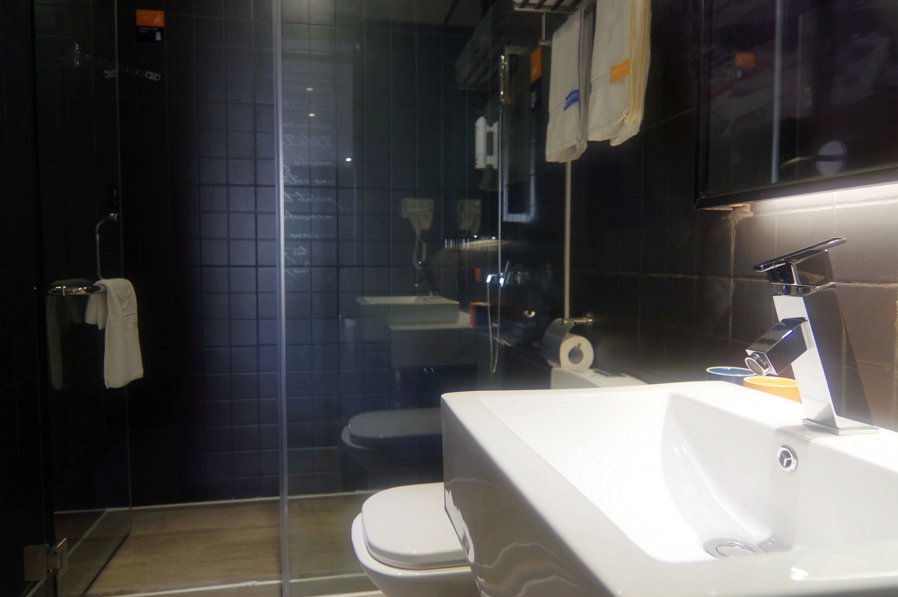Yeste Hotel (Nanning Zoo-Guangxi University metro station) 3*
