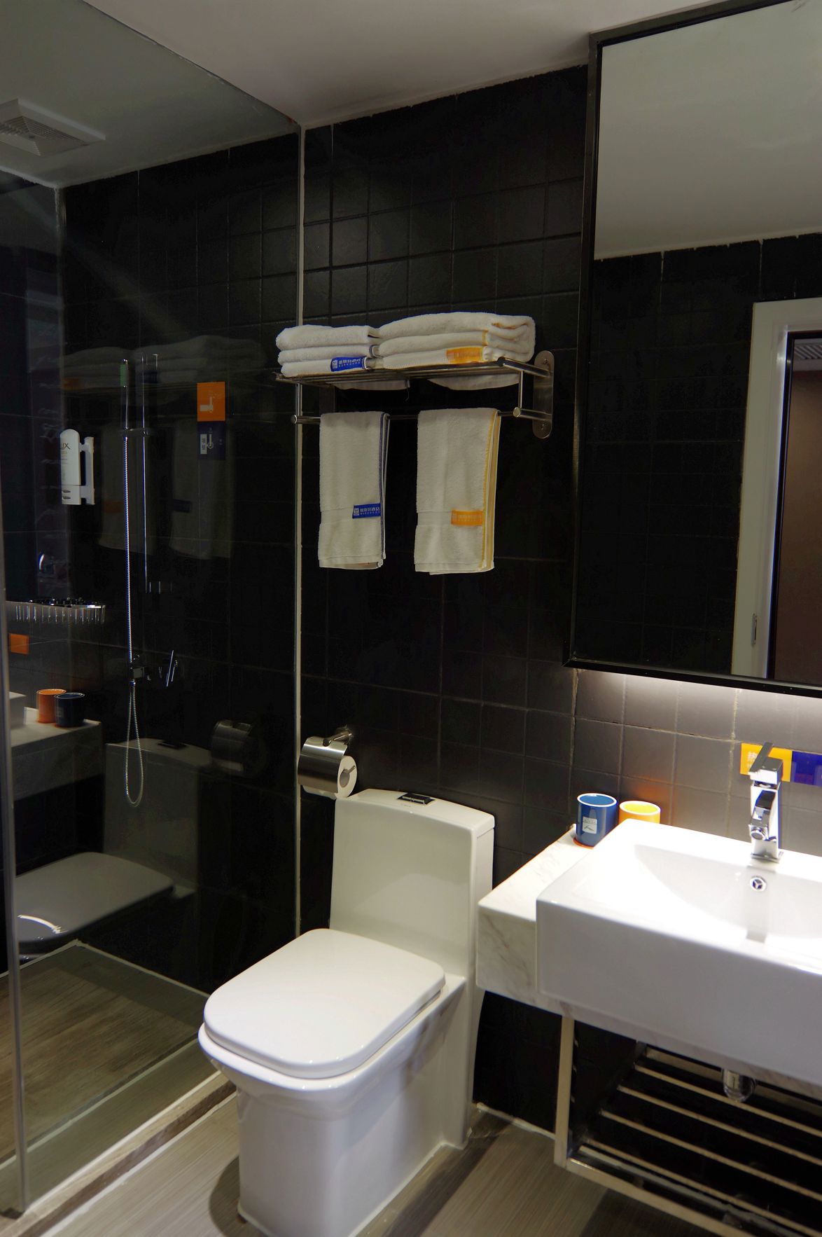 Yeste Hotel (Nanning Zoo-Guangxi University metro station) 3*