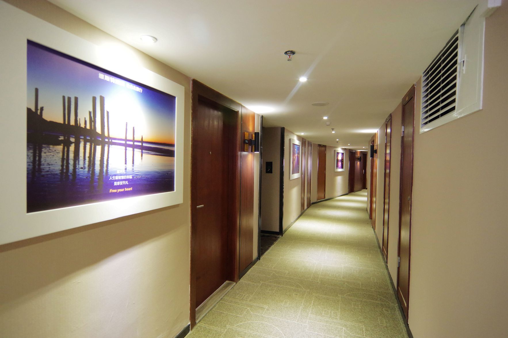 Yeste Hotel (Nanning Zoo-Guangxi University metro station) 3*