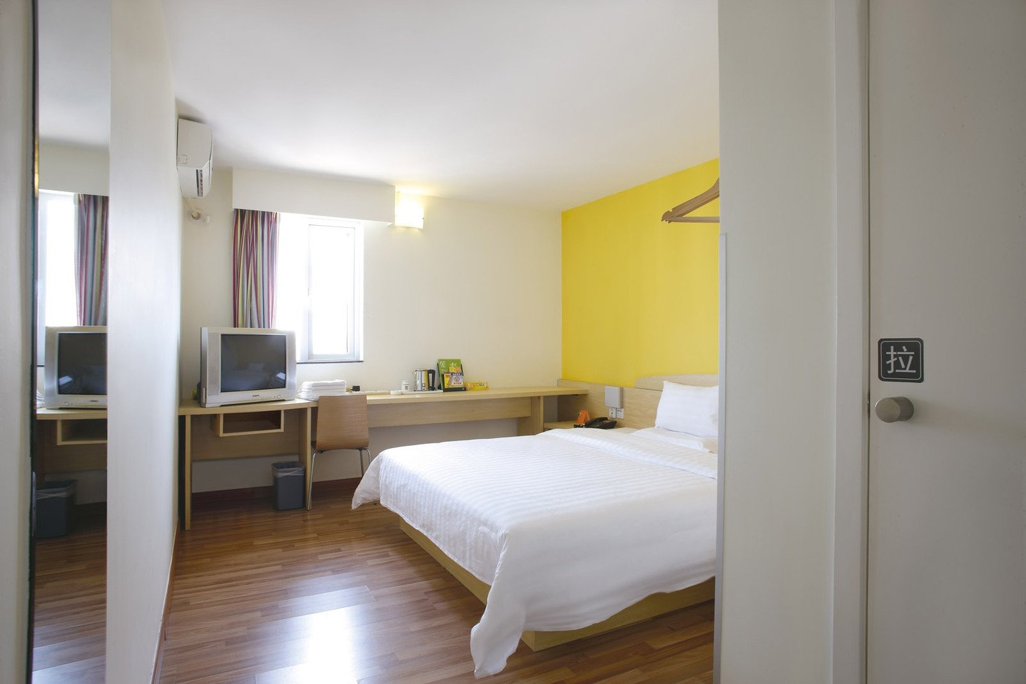 7Days Inn Hotel (Shenzhen Yicheng Center Longhua Subway Station) 2*