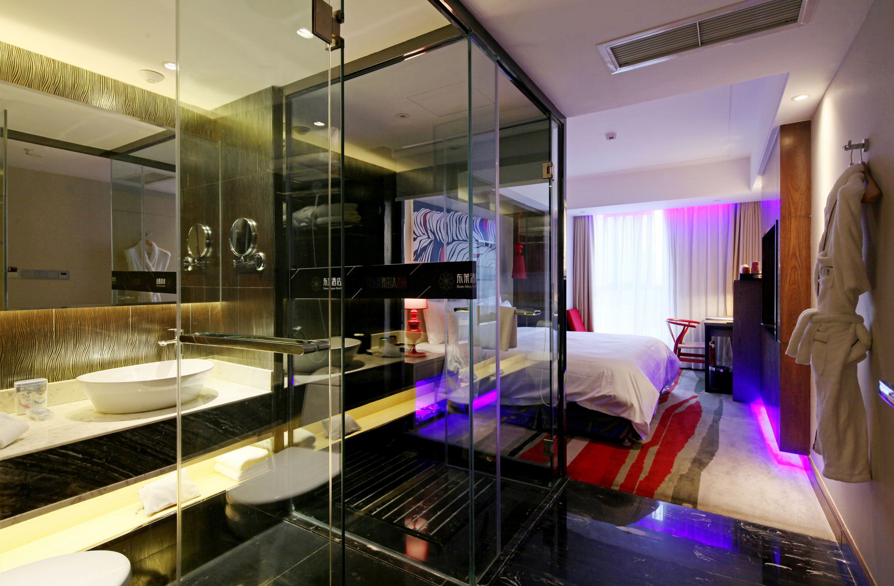 Dongmo Hotel (Train West Station Branch) 3*
