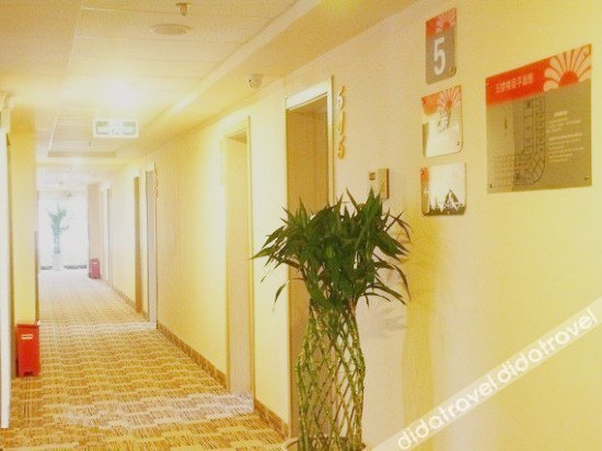 Home Inn Tongbai Yun Hotel (Nantong Youth Middle Road Sports Park) 3*