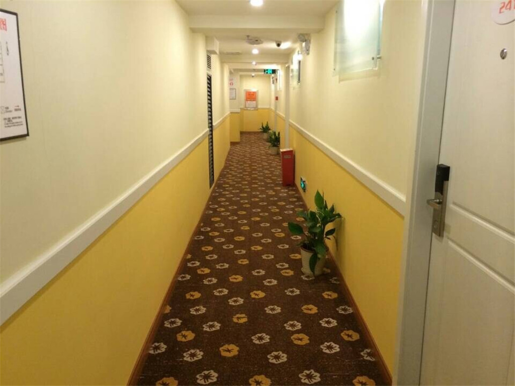Homeinn Pebble Hotel (Hankou Railway Station Lingjiao Lake Wanda Plaza) 2*