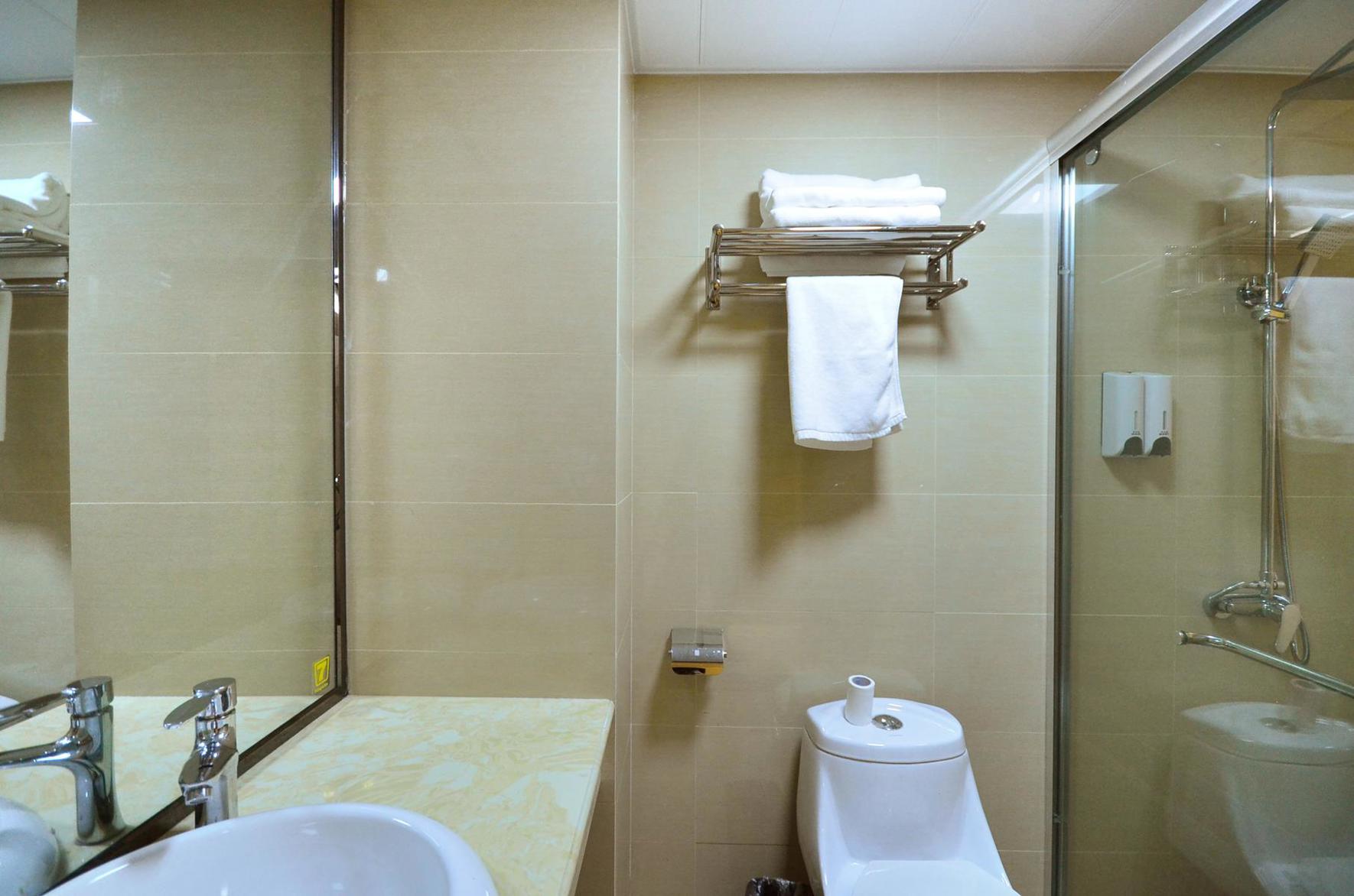 Borrman Hotel (Wuhan Yangluo subwaystation deepwater port store) 2*