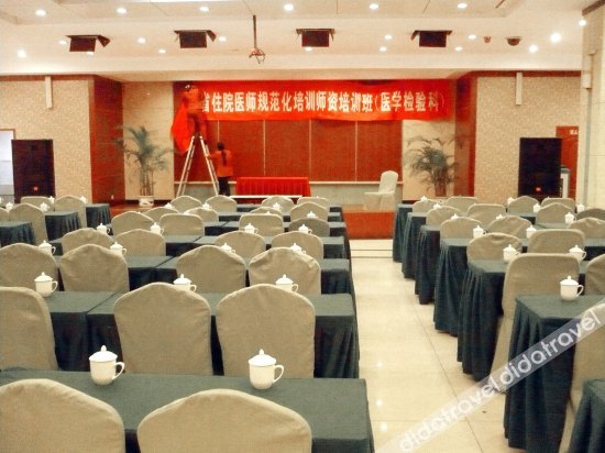 Chengdu Rongcheng Hotel (Tianfu Square Subway Station, Chunxi Road) 3*