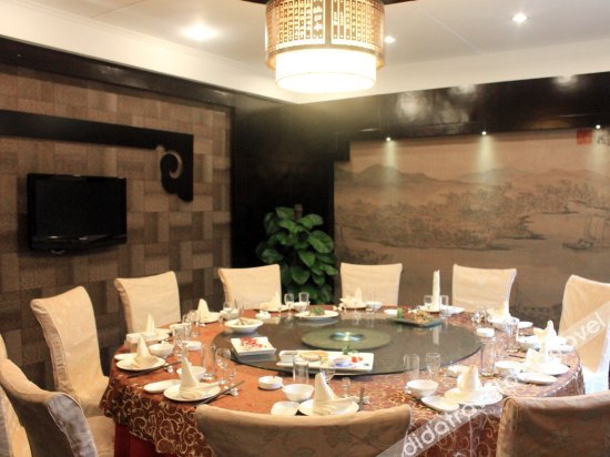 Chengdu Rongcheng Hotel (Tianfu Square Subway Station, Chunxi Road) 3*