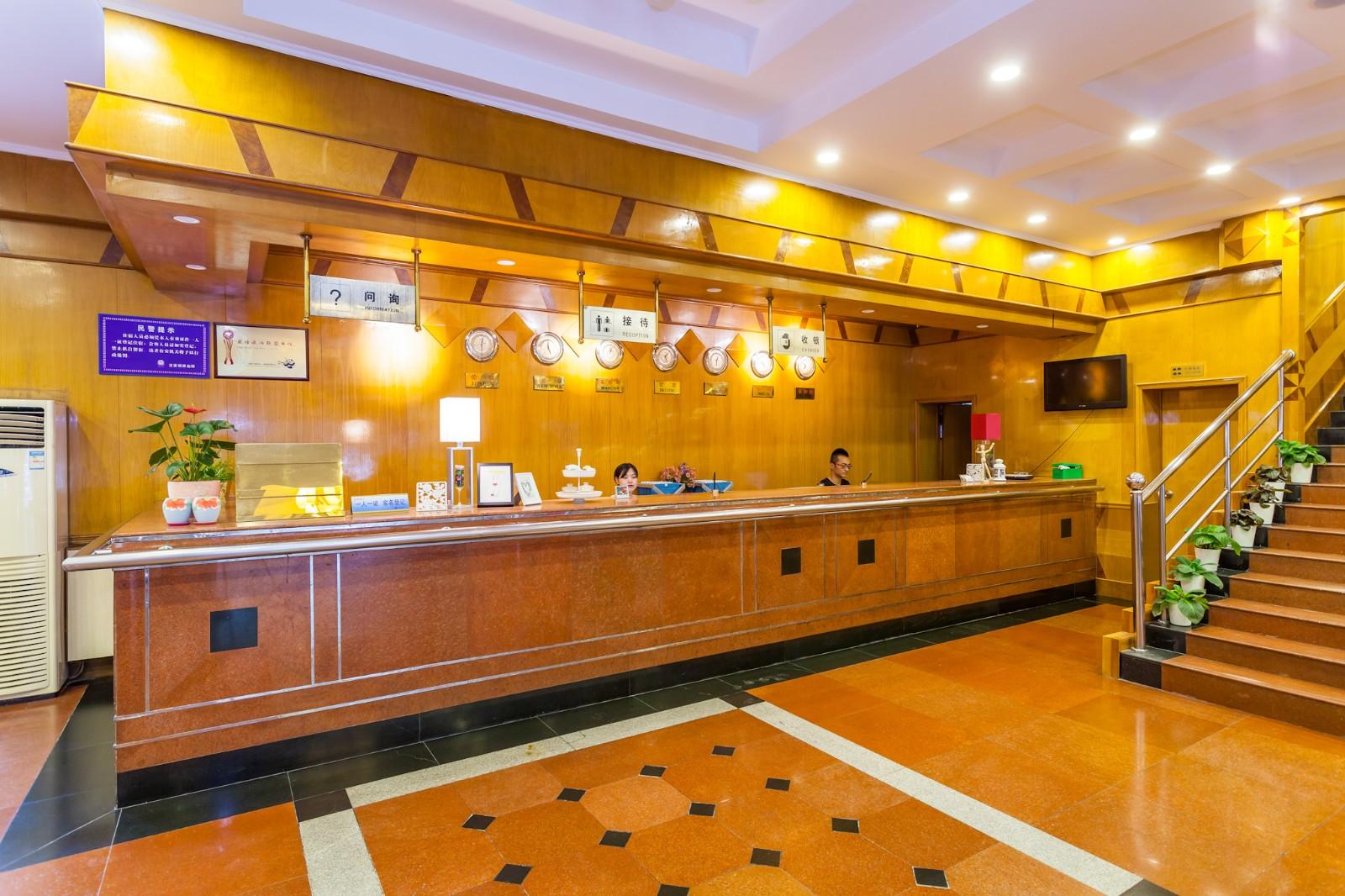 Chengdu Rongcheng Hotel (Tianfu Square Subway Station, Chunxi Road) 3*