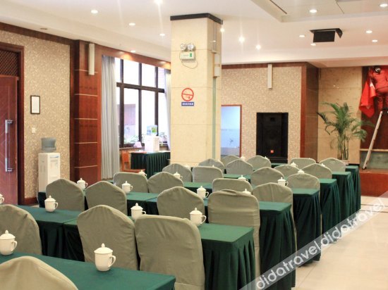 Chengdu Rongcheng Hotel (Tianfu Square Subway Station, Chunxi Road) 3*