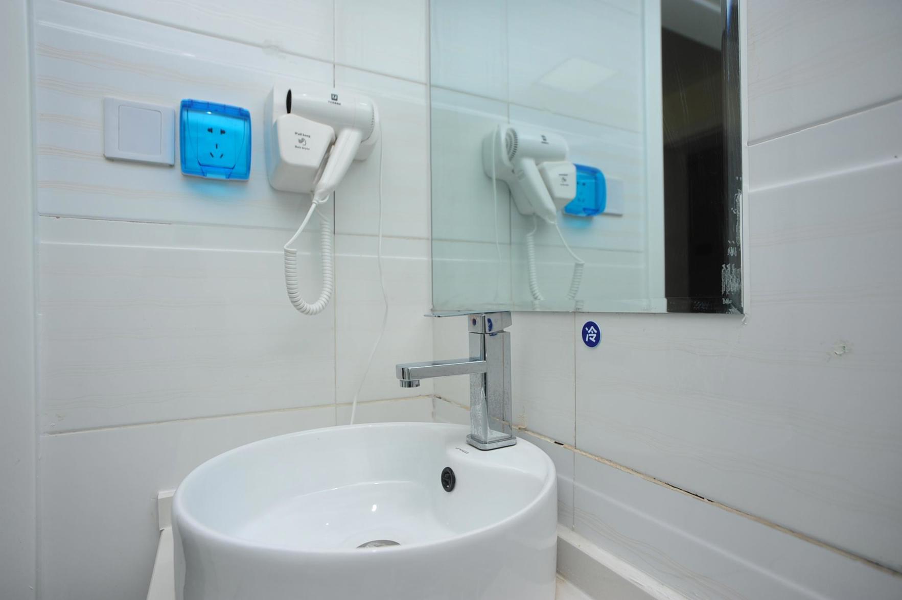 7Days Inn Chain Hotel (Kunming Dongjiawan Telecom Building) 2*