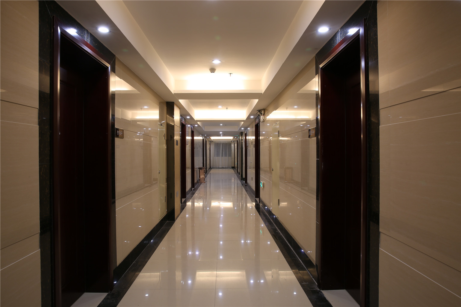 Baolong International Hotel 3*