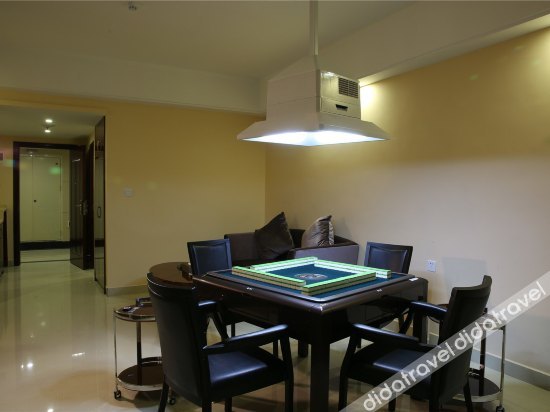 Baolong International Hotel 3*