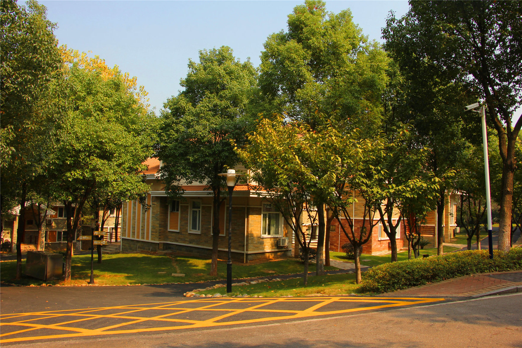 F World Conference Center Hotel (Wuhan Tianhe Airport Julong Avenue Subway Station Branch) 4*