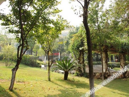 F World Conference Center Hotel (Wuhan Tianhe Airport Julong Avenue Subway Station Branch) 4*