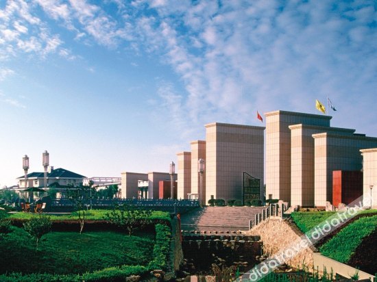 F World Conference Center Hotel (Wuhan Tianhe Airport Julong Avenue Subway Station Branch) 4*