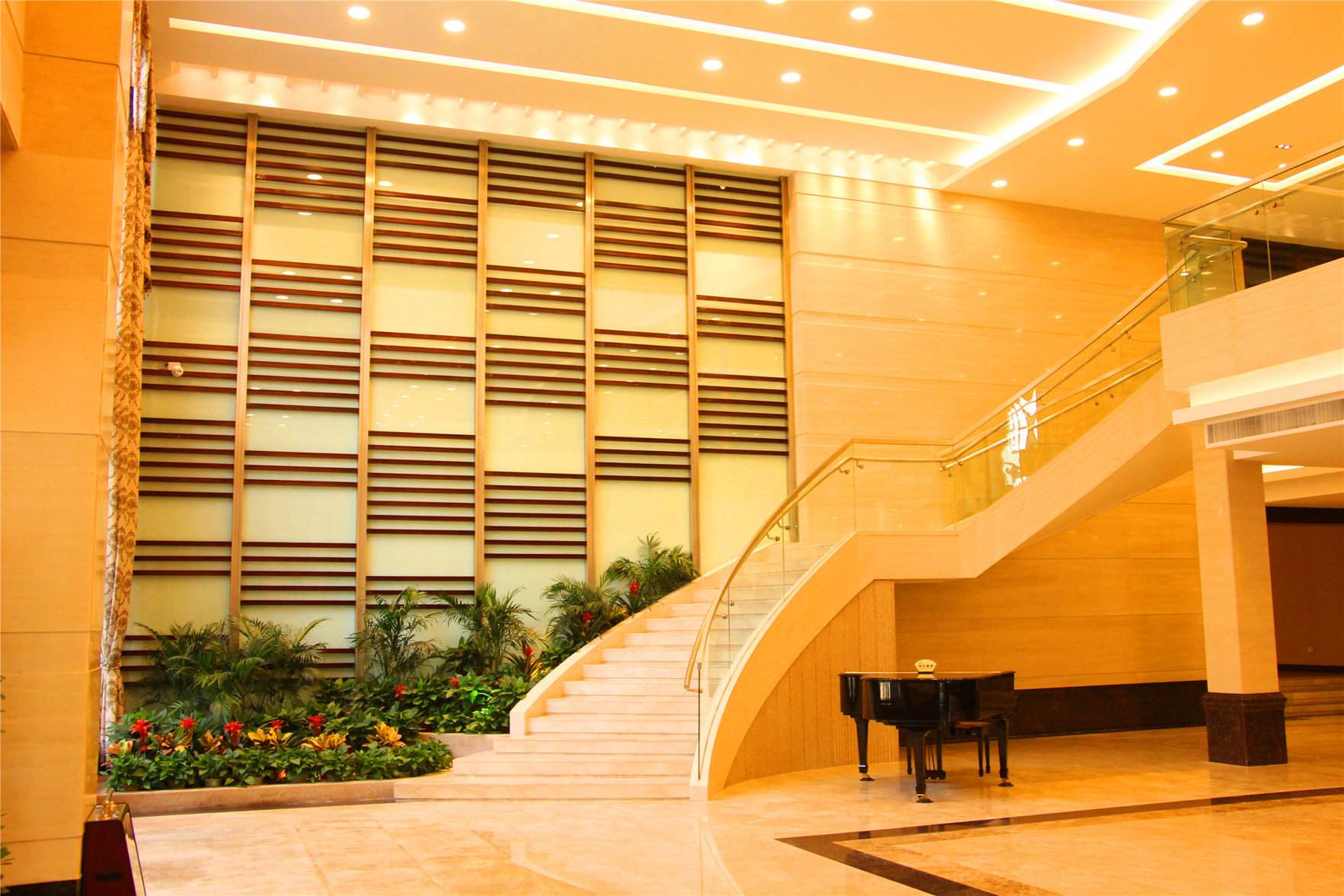 F World Conference Center Hotel (Wuhan Tianhe Airport Julong Avenue Subway Station Branch) 4*