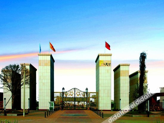 F World Conference Center Hotel (Wuhan Tianhe Airport Julong Avenue Subway Station Branch) 4*