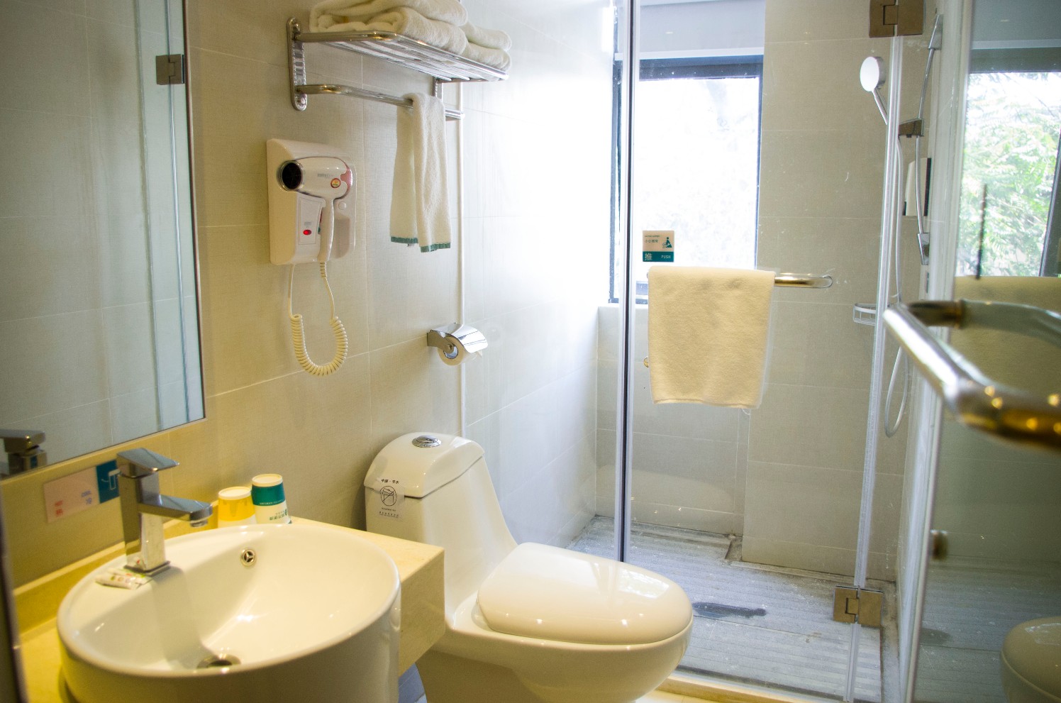 City Comfort Inn Hotel (Guilin Two Rivers And Four Lakes Sun Moon Twin Towers) 2*