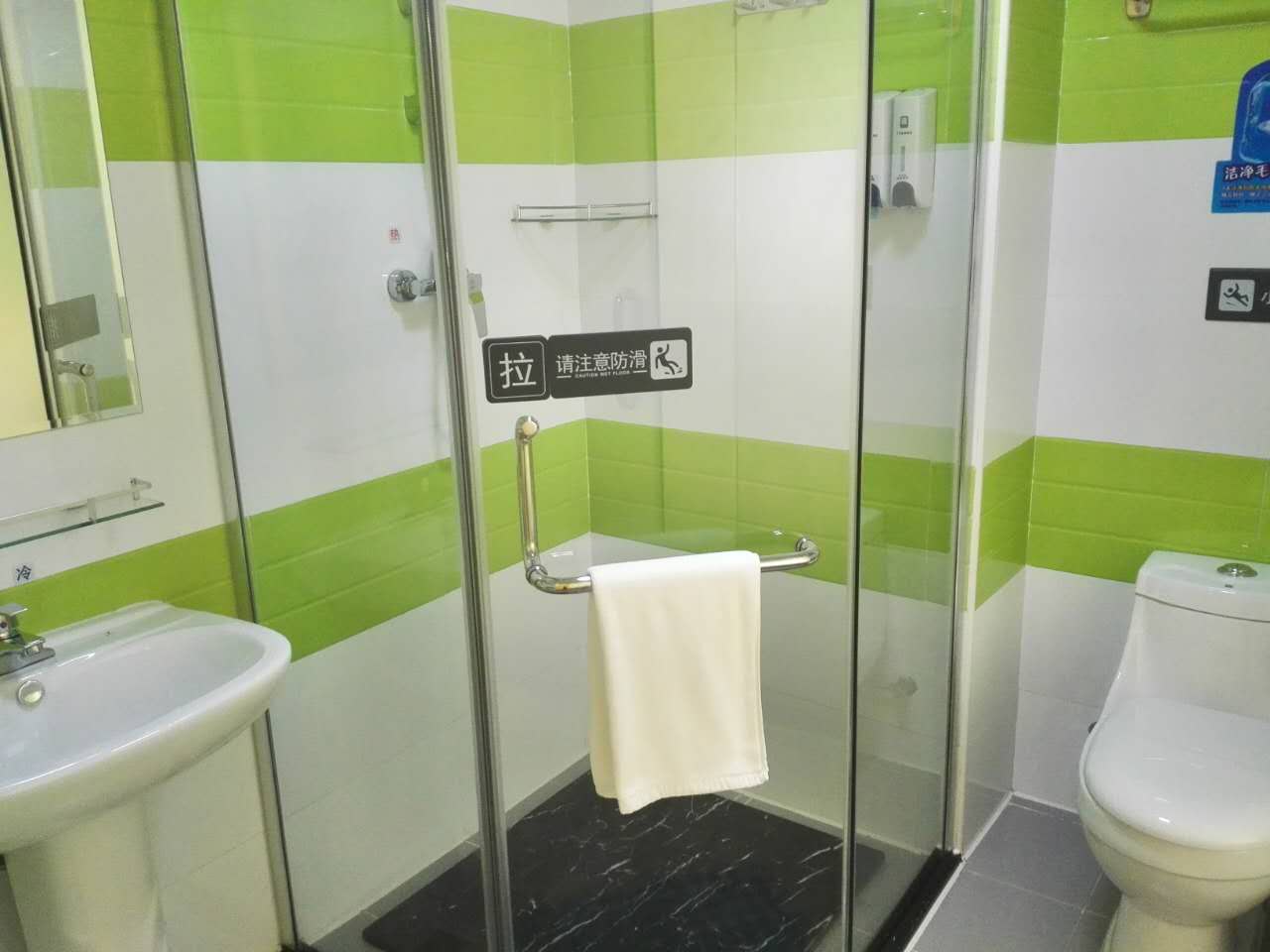 7Days Inn Chain Hotel (Guangzhou Jiekou Hedong) 2*