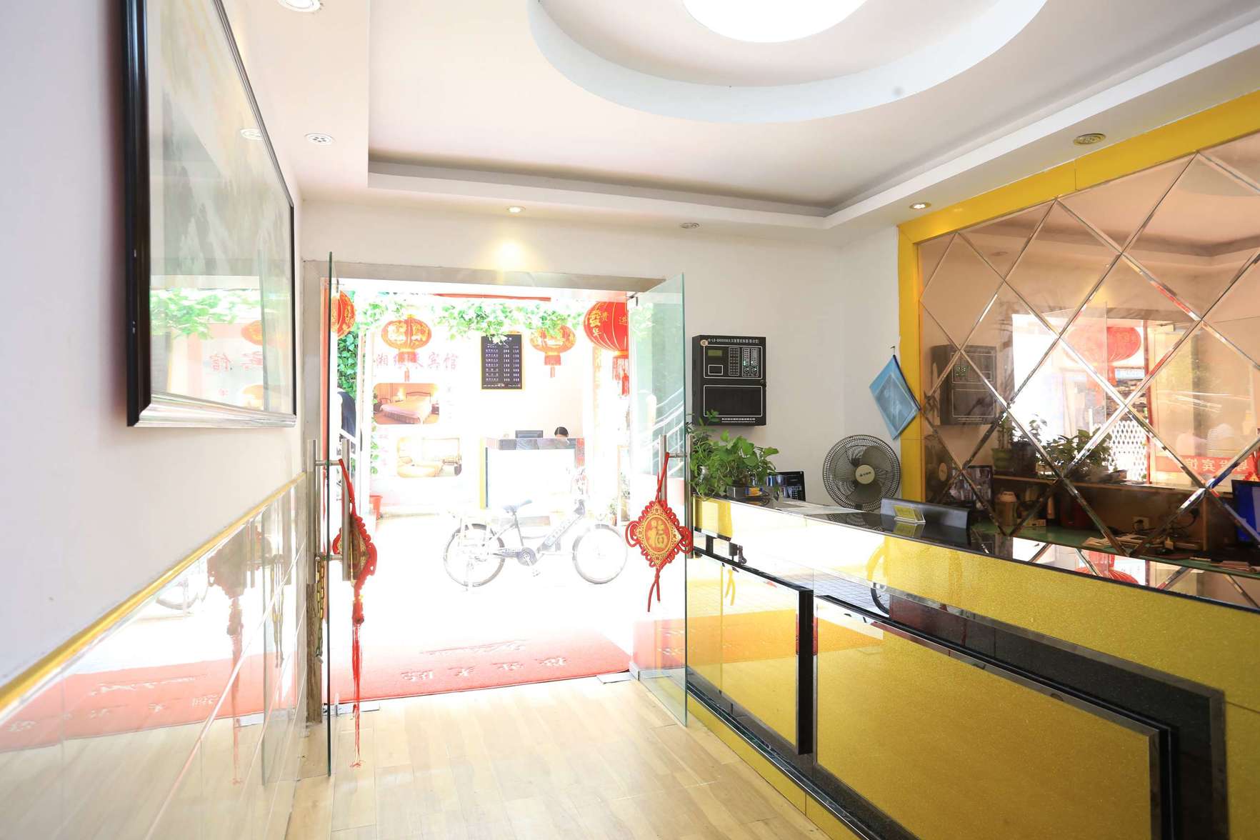 Yuefa Hotel (Shenzhen Dongmen Old Street Shaibu Subway Station) 2*