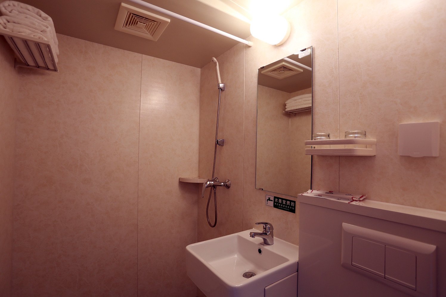 Home Inn UP Huayi Zhitui Hotel (Changchun Jiyidiyuan Cultural Square Branch 2*