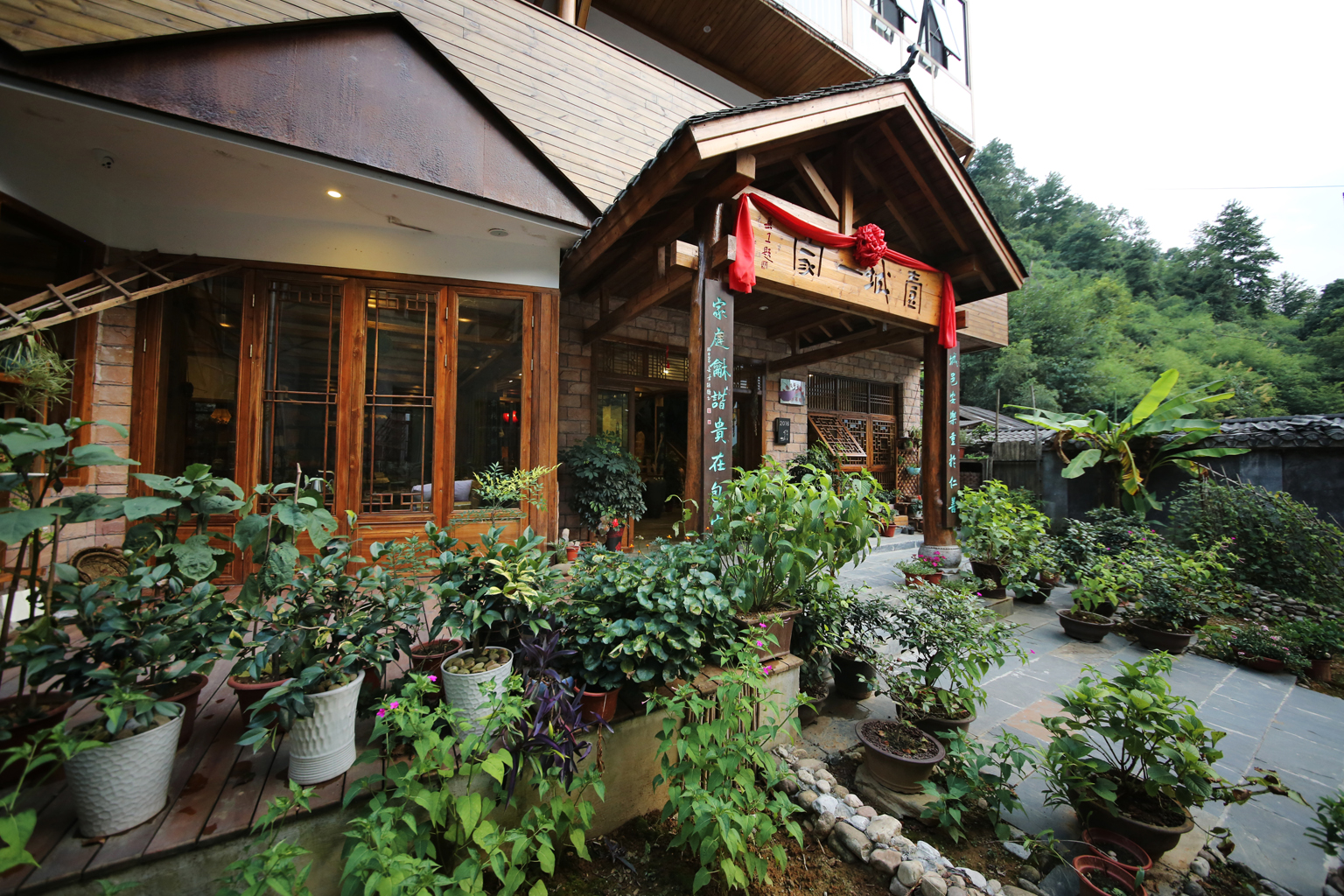 Yicheng Yijia Hotel( Zhangjiajie National Forest Park) 3*