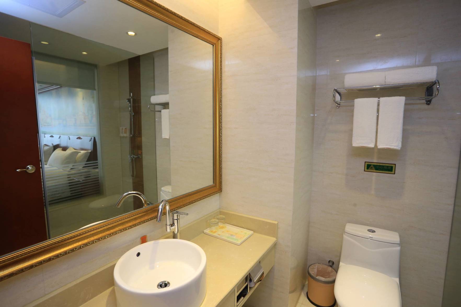 Vienna Hotel (Shenzhen Qianhai Bao'an  Wanda Plaza) 3*